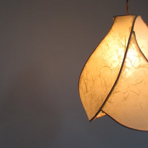 Lampada a sospensione - Scultura in rame e lanterna di carta fatta a mano - Giallo pallido - Lampade scultoree uniche