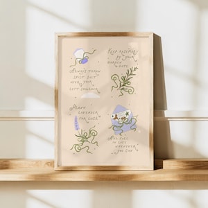 Op de afbeelding: Een rechthoekige wandkunstprint op een lichtbeige achtergrond met vier illustraties en tekst. De tekst luidt: Always throw spilt salt over your left shoulder, Keep rosemary by your garden gate, Plant lavender for luck, And fall in love whenever you can. De kunst bevat tekeningen van zout, een rozemarijntakje, een lavendelstengel en een paarse envelop.