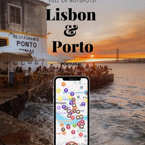 Op de afbeelding: Een smartphone-scherm met een Google Maps-gids voor Lissabon en Porto, Portugal. De kaart toont verschillende bezienswaardigheden, waaronder restaurants, bars en attracties. De kaart is overlegd met een zonsondergangbeeld van de stad.