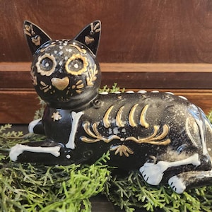 手描きの死者の日の猫の置物 - ユニークな死者の日の装飾