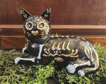 手描きの死者の日の猫の置物 – ユニークな死者の日の装飾