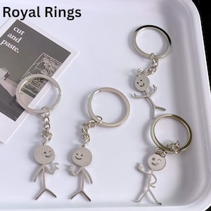 Juego de llaveros con figuras de palitos para pareja, llaveros a juego, dijes con iniciales personalizados, regalo personalizado de dos piezas