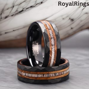 Fede nuziale da uomo in tungsteno nero martellato: corno di cervo e legno di botte di whisky