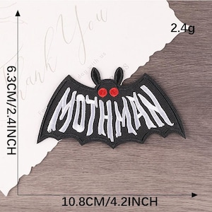 Peut inclure: Un &eacute;cusson brod&eacute; noir en forme de chauve-souris, avec le mot "MOTHMAN" en blanc. La chauve-souris a des yeux rouges et mesure 10,8 cm de large et 6,3 cm de haut. Le patch p&egrave;se 2,4 g.
