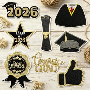 Può includere: Toppe ricamate a tema laurea. Include un cappello accademico con "2026", una stella con "Class of 2026", un diploma, una toga, un nastro "Best Award", il testo "Congrats Grad" e un pollice in su. Colori oro e nero.