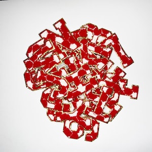 Toppa in ciniglia rossa e bianca, ricamo con lettere e bordo dorato, termoadesiva.