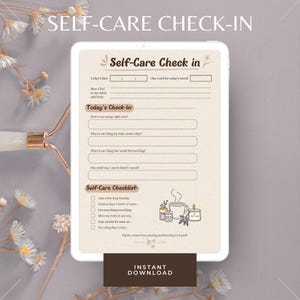 Peut inclure: Une maquette numérique de bilan de bien-être personnel sur une tablette. Le modèle comprend des sections pour l'humeur quotidienne, les niveaux d'énergie et une liste de contrôle avec des invites. Les mots "Self-Care Check-In" et "Instant Download" sont visibles.