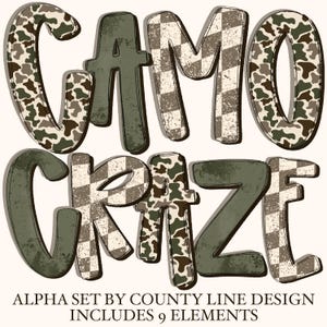 Könnte beinhalten: Die Worte "CAMO CRAZE" werden in großen, stilisierten Buchstaben angezeigt. Die Buchstaben haben ein abgenutztes, strukturiertes Aussehen mit einer Mischung aus Tarn- und Schachbrettmustern. Der Text "ALPHA SET BY COUNTY LINE DESIGN INCLUDES 9 ELEMENTS" steht darunter.