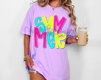Puede incluir: Una camiseta lavanda con un gráfico de la palabra "SUMMER" en letras coloridas con forma de burbuja. Las letras están delineadas en negro y rellenas de rosa, amarillo, verde y azul.