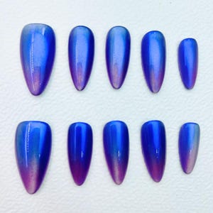 Iriserend blauw paars verloop pers op de nagels | Glanzende nepnagels stiletto | Herbruikbare glanzende nagelset | Handgemaakte luxe nagels Cat Eyes
