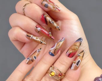 Presse aiguille abstraite faite main sur les ongles : glamour géométrique rouge doré