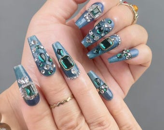 prom nails for emerald green dress These stunning emerald green nails by our International Spa Designer, @kathrynzkreationz are giving main character energy The perfect pop of color to elevate your entire prom lookfrom the dress to the