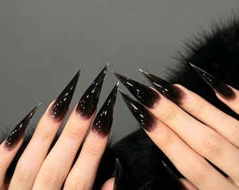 Schwarze künstliche Fingernägel in Drachenklauen-Optik, rauchige Farbverlauf-Stilettospitzen, dunkle Gothic-Kunstnägel