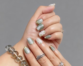 Uñas postizas de jade verde: diseño floral 3D con borde dorado, uñas postizas de lujo.