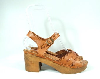 size 10 / 1970s Platform Sandals - Hippie Early 70s by Footnotes 10M Brown Leather and Wooden Heels