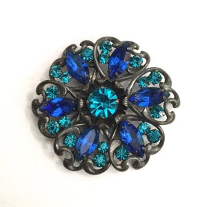 Blauwe blauwgroen grijze grote ronde strass broche uit de jaren 1950 / Oostenrijkse kristallen bloemspeld
