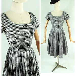 1950s Checkered Gingham Scoop Neck Dress / 26 waist / Cotton Day Dress Full Skirt