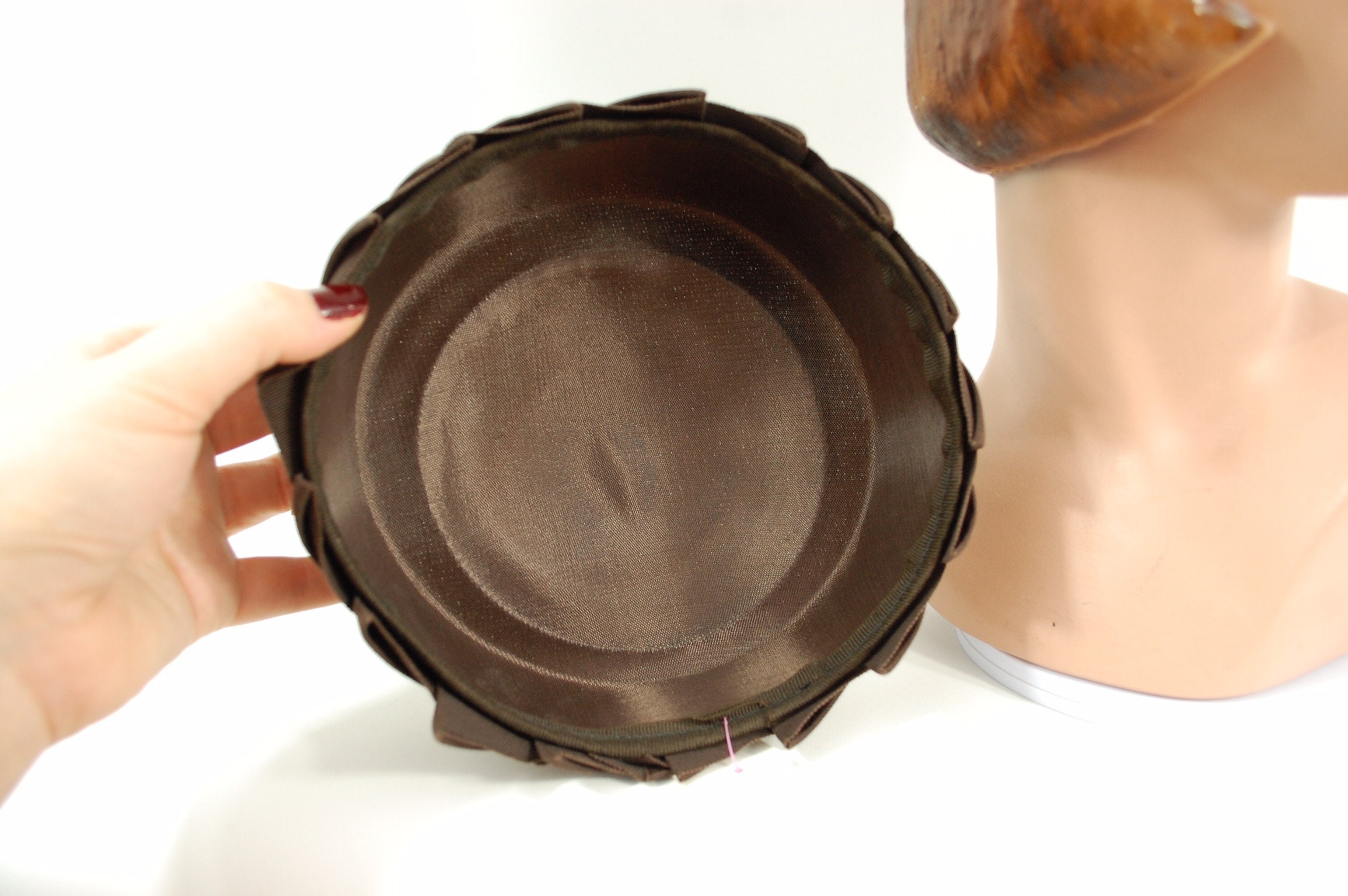 1950s - 1960s Brown Velvet Pillbox Hat / Chocolate Brown Hat  display picture 2