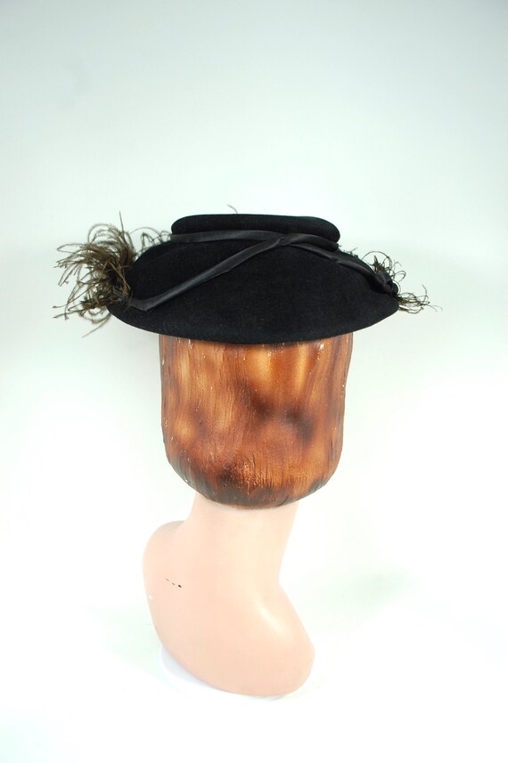 Mid 1950s Black Feathered Hat / Ostrich Feather V… - image 5