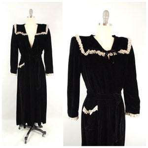 Late 1940s Black Velvet Dressing Gown / Sm - Medium / Wrap Dress Lace Trim Boudoir Robe Early 1950s Robe Rayon Velvet Raymond Bertha Collar