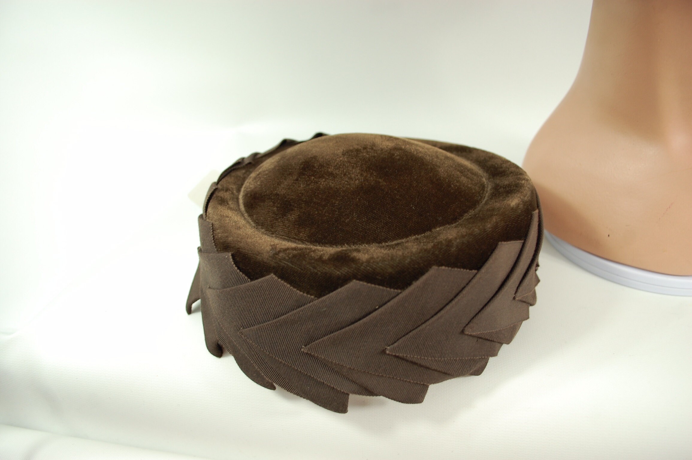 1950s - 1960s Brown Velvet Pillbox Hat / Chocolate Brown Hat  display picture 1