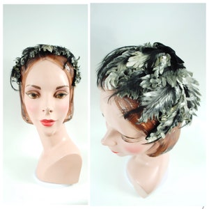 Joli demi-chapeau gris et noir des années 1950 / Petit chapeau sans bord feuilles et plumes