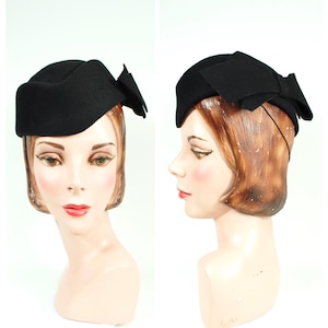 CLASSY 1940s\' BLACK FELT HAT + OPEN CROWN AT BACK, LARGE BOW, WHITE TRIM & VEIL Vintage 1940 main image 4