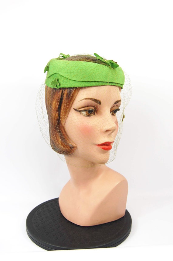 50s 60s Green Whimsey Hat - bird motif veiled hat