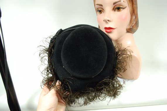 Mid 1950s Black Feathered Hat / Ostrich Feather V… - image 2