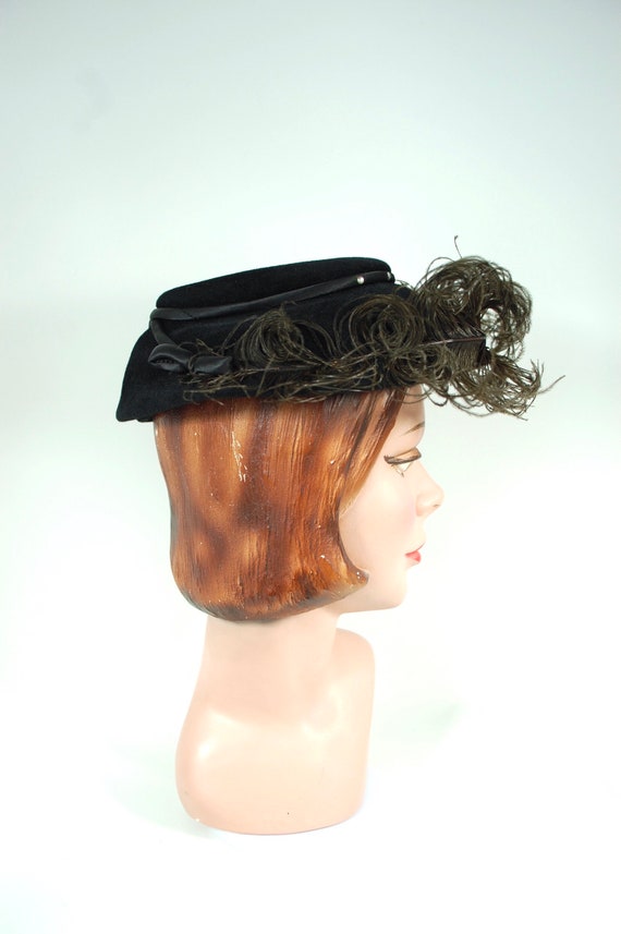 Mid 1950s Black Feathered Hat / Ostrich Feather V… - image 7