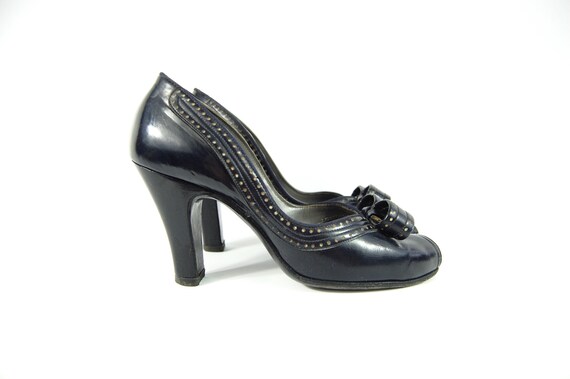 1940s Navy Pumps Size 1/2 B Socialites High Heels Broguing