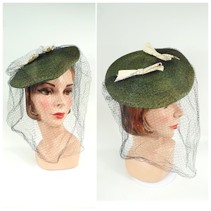 1940s Green Straw Platter Hat / Jaunty 1940s Hat Platter Beret Flat Veiled Navy Blue Forest Green White