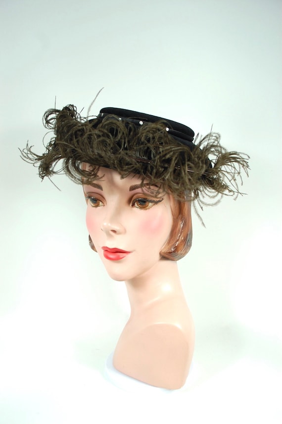 Mid 1950s Black Feathered Hat / Ostrich Feather V… - image 1