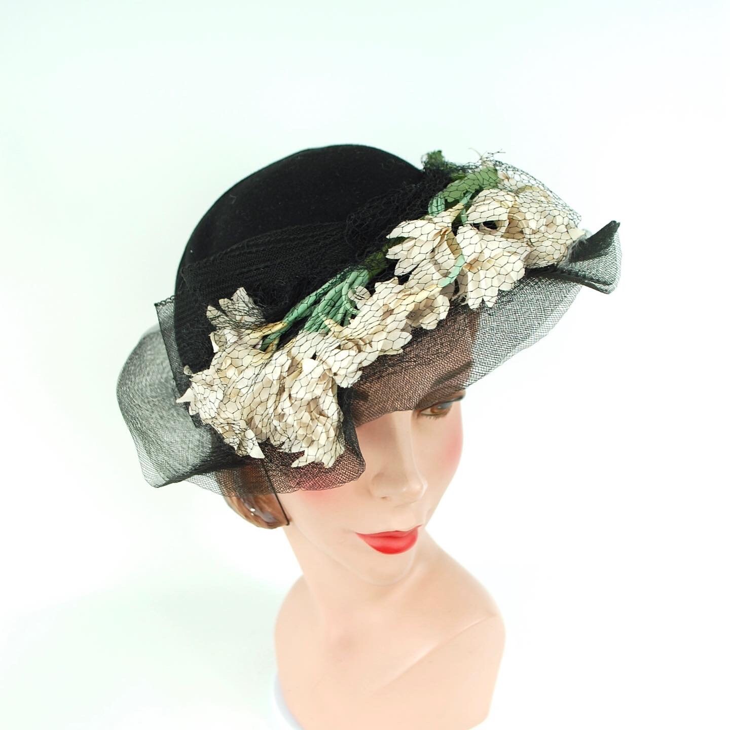 Late 1940s Spring Summer Black and White Floral Hat With  display picture 3