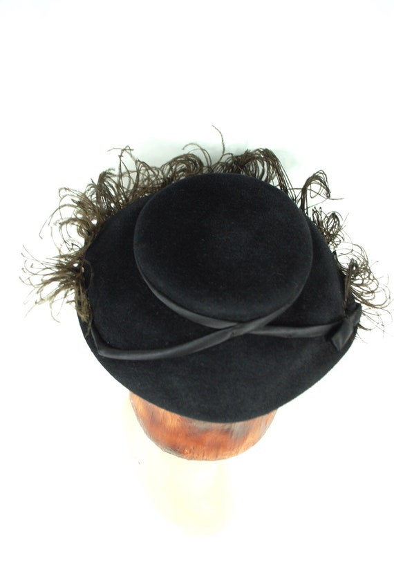 Mid 1950s Black Feathered Hat / Ostrich Feather V… - image 4