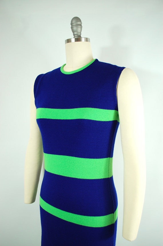 1960s 1970s Acrylic Knit Shift Dress / Small / Br… - image 3