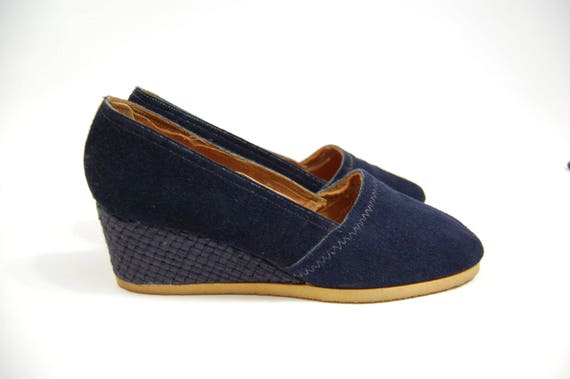 dark blue wedges