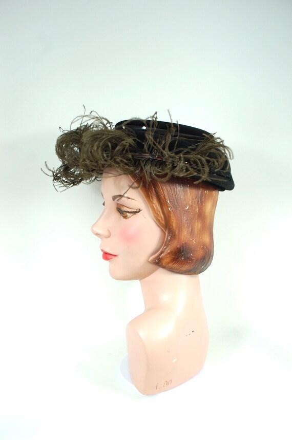 Mid 1950s Black Feathered Hat / Ostrich Feather V… - image 3