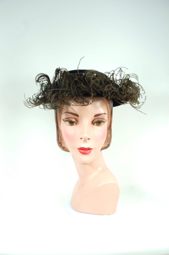 Mid 1950s Black Feathered Hat / Ostrich Feather V… - image 6