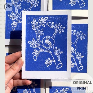 Stampa in rilievo di melograno, illustrazione semplice fatta a mano in blu, motivo lineare botanico, decorazione da parete minimalista, regalo per gli amanti delle piante.
