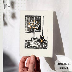 Illustrazione di un gatto con un albero di arance stampata a mano, grafica originale minimalista, semplice decorazione da parete primaverile, idea regalo per amanti dei gatti/mamme.