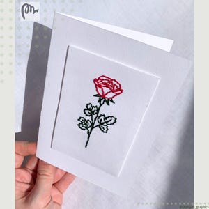 Biglietto di auguri di compleanno ricamato personalizzato, fiori di nascita per i mesi estivi, biglietto di auguri fatto a mano, illustrazione minimalista, idea regalo personalizzata