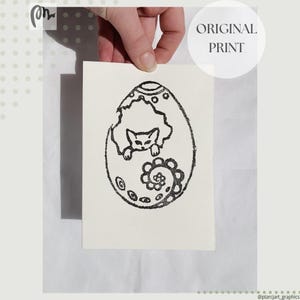 Gato de Páscoa em ovo impresso à mão, ilustração minimalista simples e linear, cartão-postal para presente de mãe/amante de gatos, decoração de parede em linóleo para primavera