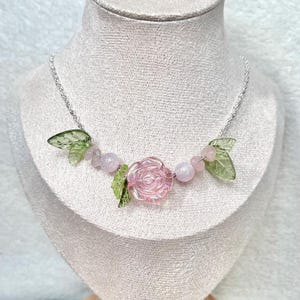 Handgemachte Pastell Gartenfee Halskette - Rosa Rosenquarz, Grüne Blätter, Sanfter ästhetischer Schmuck, Natur Geschenk, Cottagecore Choker Prinzessin