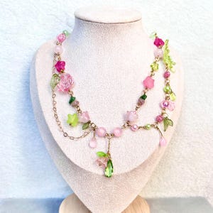 Fairycore Halskette Handgemachter Rosenquarz Blumen Charm Schmuck Inspiriert von Flora vom Winx Club Cottagecore Natur Pic Nic - Fantasy wunderlich