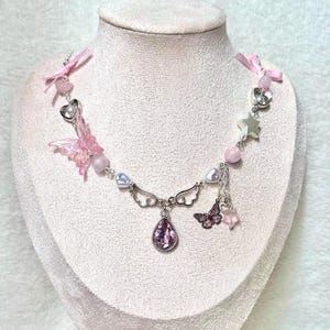 Winx inspiriert Rosenquarz Fairycore rosa Schmetterling Halskette | Kawaii Herz Y2K Schmuck | Pastel Winx Kristall Anhänger
