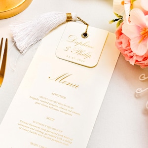 Menu weselne w kolorze białym i złotym - spersonalizowane menu z kartą miejsca, menu weselne, menu papierowe, dekoracje stołu, złote menu weselne