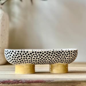 Keramik schwarz gesprenkelte Fußschale - handgemachte Polka Dot Servierplatte Dekor - Keramiksockel Servierschale - Obstschale - Keramik Geschenk