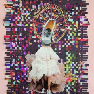 Puede incluir: Un collage de técnicas mixtas que presenta una figura con un vestido blanco con falda en capas, con los brazos levantados. El fondo es un patrón tejido de rectángulos oscuros y coloridos, con un halo circular dorado y joya.