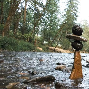 Può includere: Una scultura di equilibrio di pietre in un torrente di foresta. Le pietre sono impilate in una torre con una cima piatta. Il testo "APPRECIATE YOURSELF" è scritto in lettere bianche su sfondo nero sopra la scultura. Il testo "by Marcy Sproull" è scritto in lettere bianche su sfondo nero sotto la scultura.